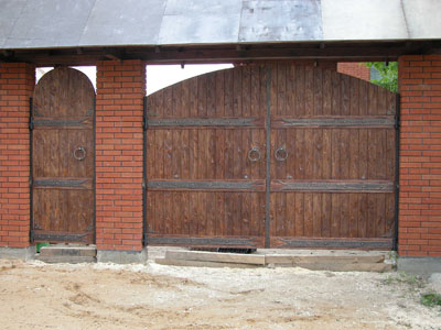 Ворота под старину из дерева с элементами ковки. Фото